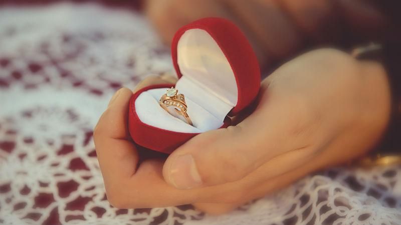 Романтичний українець "пограбував ресторан", щоб освідчитись коханій Романтичний українець "пограбував ресторан", щоб освідчитись коханій