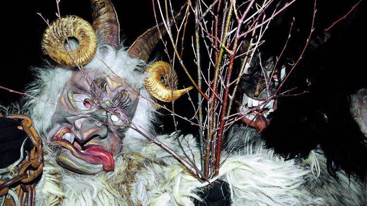 Жуткий парад Крампусов прошел в Австрии: впечатляющие фото и видео Жуткий парад Крампусов прошел в Австрии: впечатляющие фото и видео