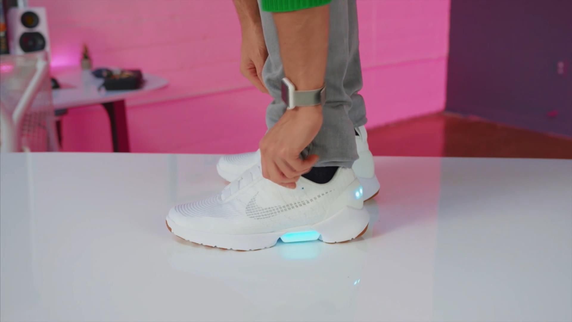 В США начали продажу кроссовок, которые самостоятельно завязывают шнурки. Смотрите видео В США начали продажу кроссовок, которые самостоятельно завязывают шнурки. Смотрите видео