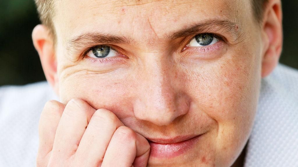 Савченко показала видовищне фото з українським прапором у Канаді Савченко показала видовищне фото з українським прапором у Канаді