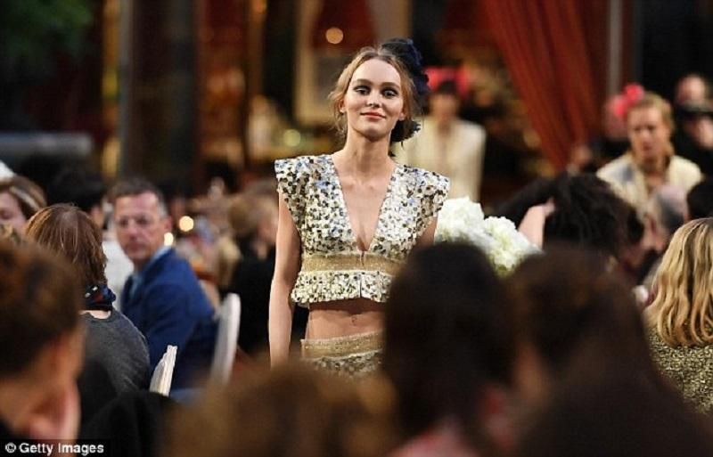 Дочь Джонни Деппа стала звездой Chanel: появились фото и видео Дочь Джонни Деппа стала звездой Chanel: появились фото и видео