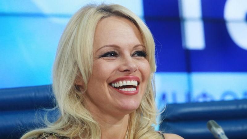 Я люблю Россию, – Памела Андерсон задумалась о получении гражданства РФ Я люблю Россию, – Памела Андерсон задумалась о получении гражданства РФ