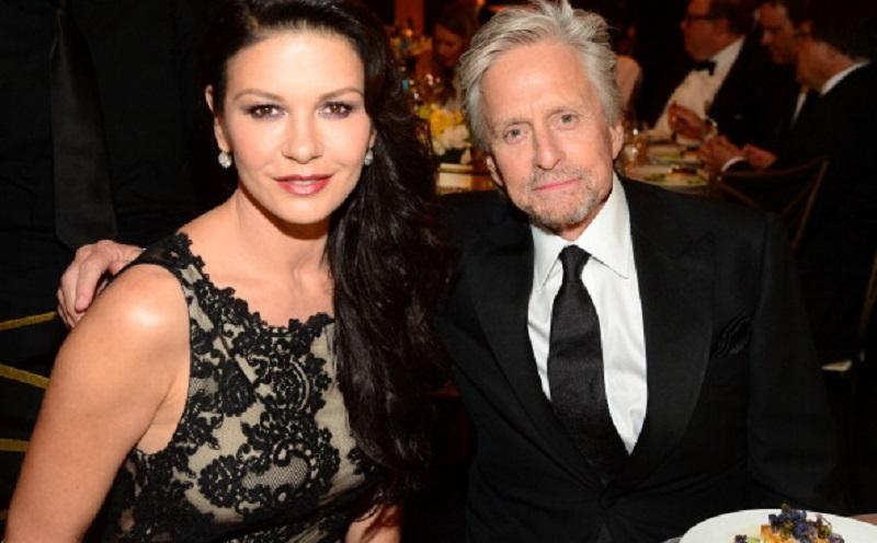 Пара таинственных голливудских актеров поделилась рождественскими снимками