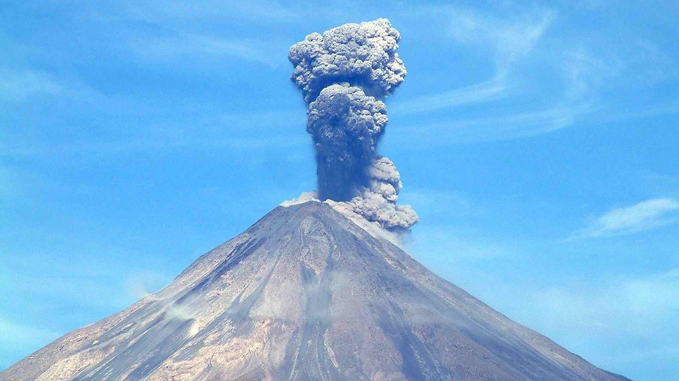 Небезпечна краса: ефектні виверження вулканів у різних частинах світу