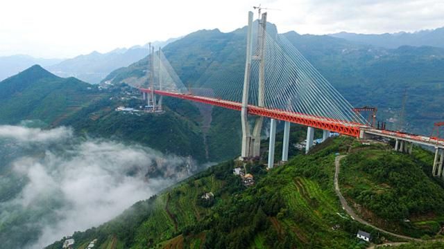 Самый высокий подвесной мост в мире открыли в Китае: появились захватывающие фото