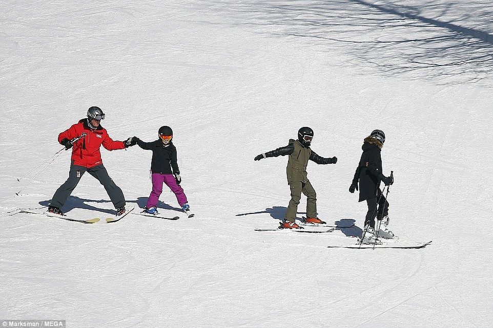 Журналісти показали, як Анджеліна Джолі з дітьми зустріли Новий рік Журналісти показали, як Анджеліна Джолі з дітьми зустріли Новий рік