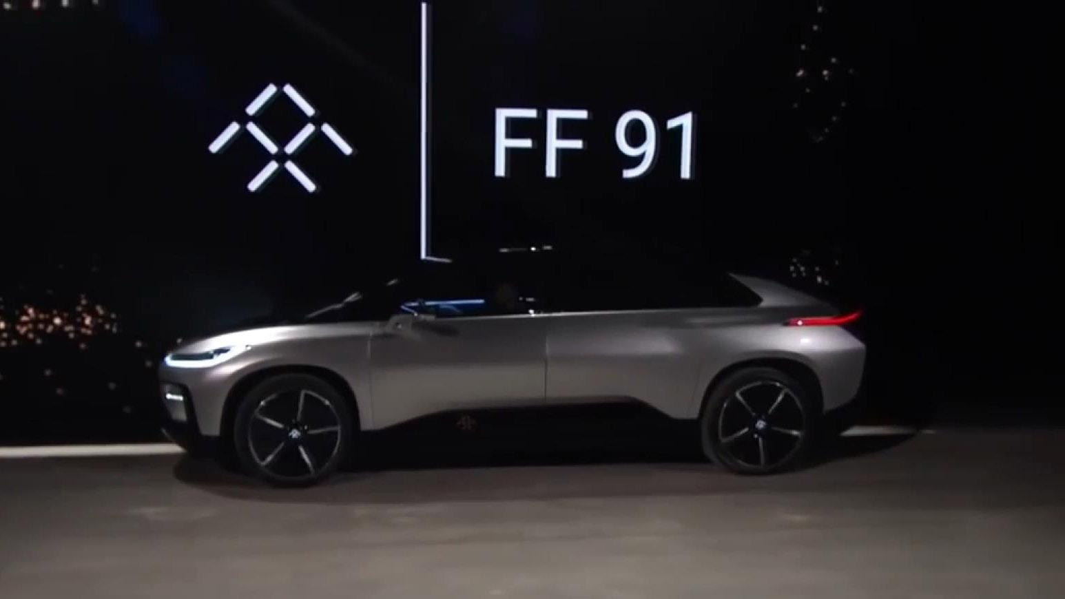 Неудачный старт: кроссовер Faraday Future "завис" посреди сцены
