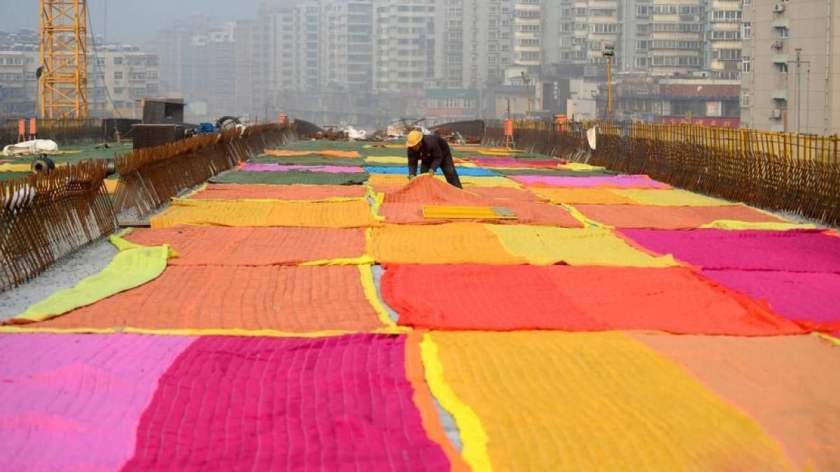 Через шалені морози дороги в Китаї вкрили ковдрами