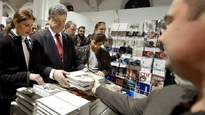 Порошенко склав перелік книг, які його найбільше вразили у 2016 році Порошенко склав перелік книг, які його найбільше вразили у 2016 році