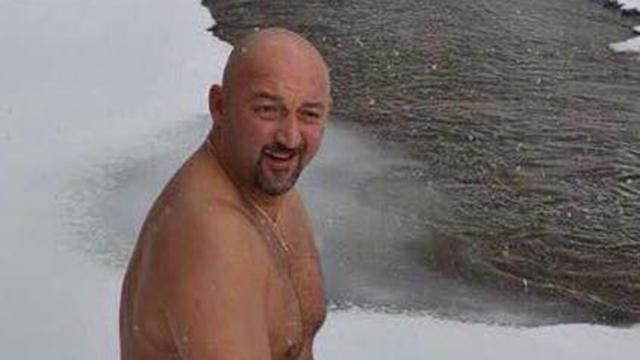 Известный автогонщик показал, как голышом нырял в реку в сильный мороз Известный автогонщик показал, как голышом нырял в реку в сильный мороз