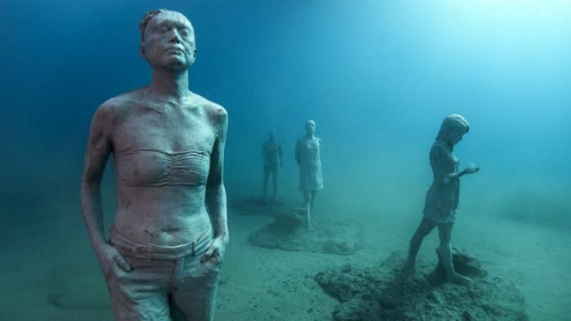 Селфі і самотні люди: як виглядає перший у Європі підводний музей