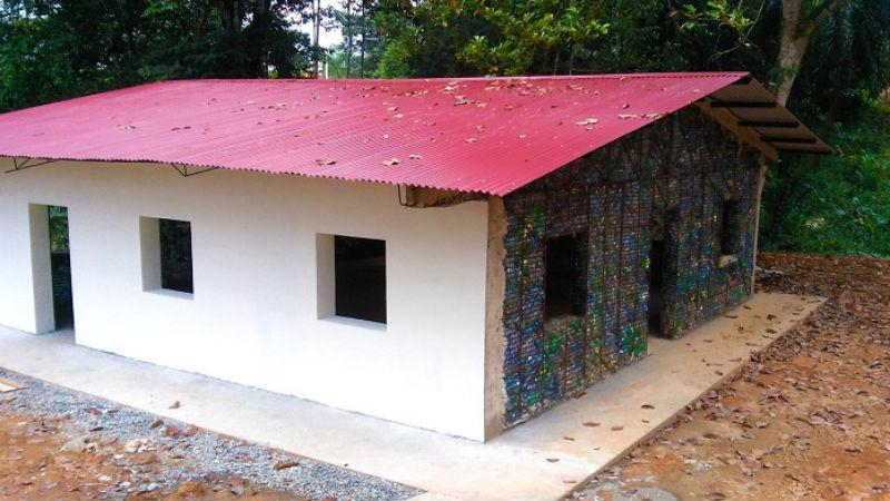 Канадец строит целый городок из пластиковых бутылок