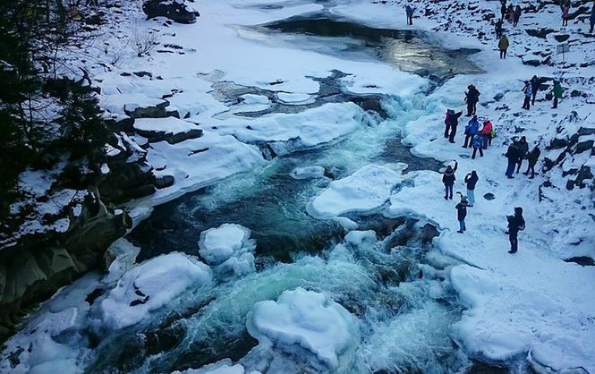 У Карпатах замерз найбільший каскадний водоспад України: з'явились неймовірні фото У Карпатах замерз найбільший каскадний водоспад України: з'явились неймовірні фото