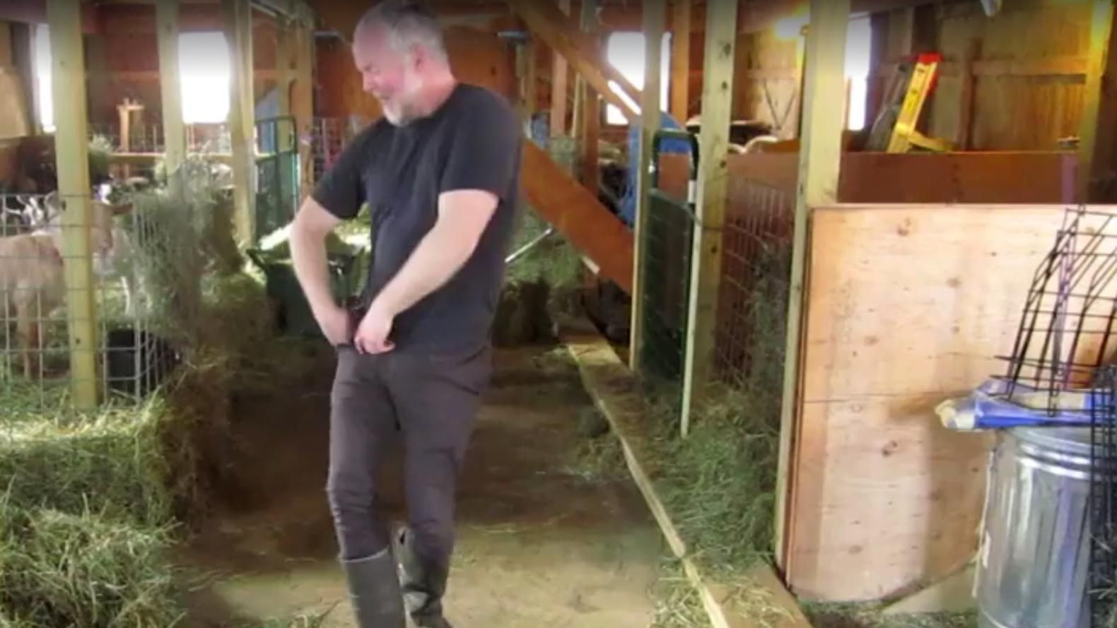 Фермер підірвав соцмережі запальними танцями у стайні серед кіз
