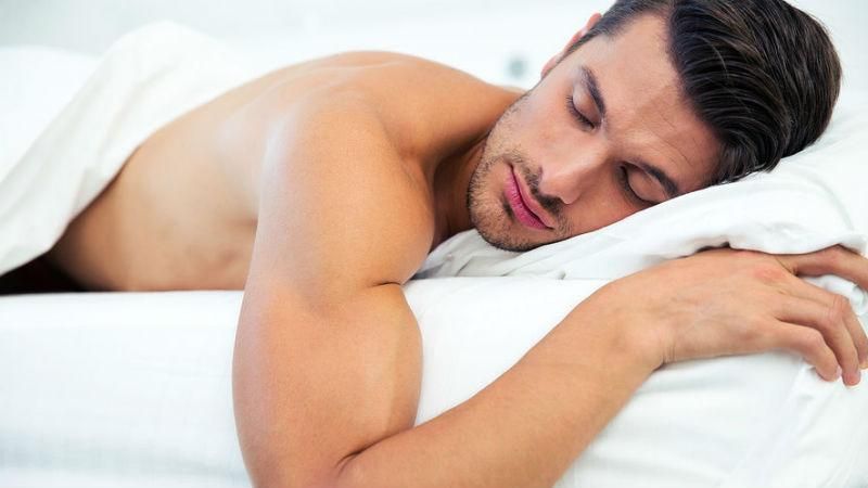Сон в белье опасен для здоровья мужчин, – исследование