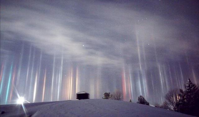 У Канаді зняли на фото таємничі колони світла