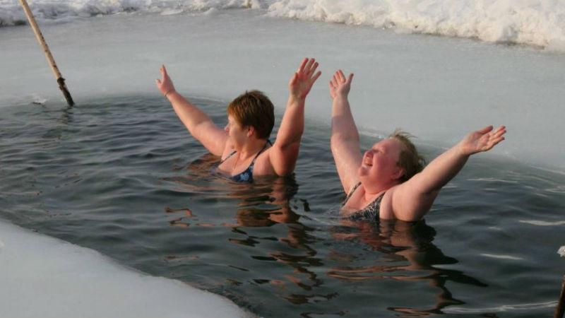 Несколько опасных последствий прыжков в ледяную воду на Крещение