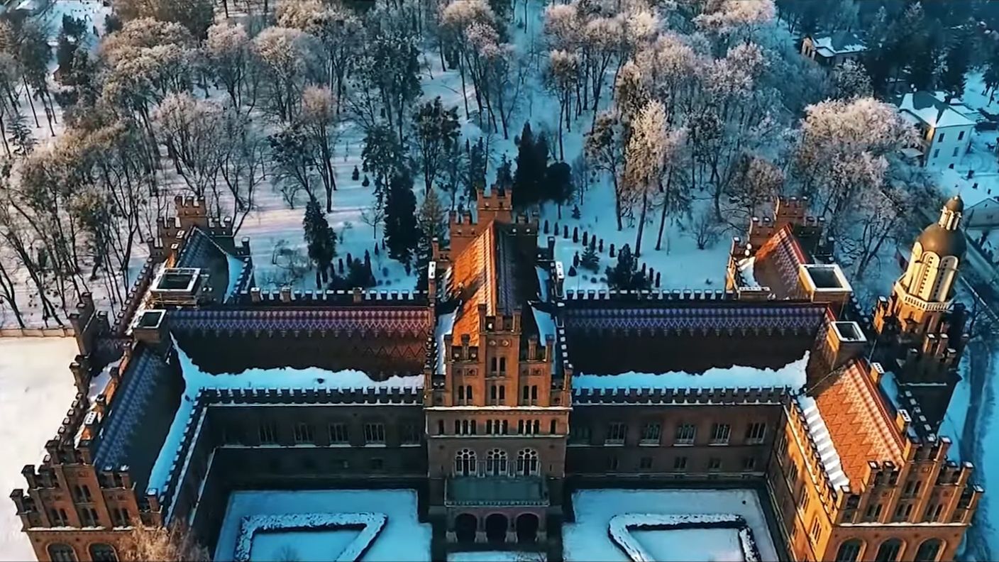 Как выглядит один из лучших университетов Украины с высоты зимой: впечатляющее видео