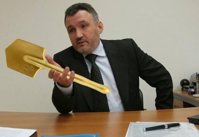 Золотою лопатою закопали золотий унітаз: у мережі жваво реагують на лопату Кузьміна Золотою лопатою закопали золотий унітаз: у мережі жваво реагують на лопату Кузьміна