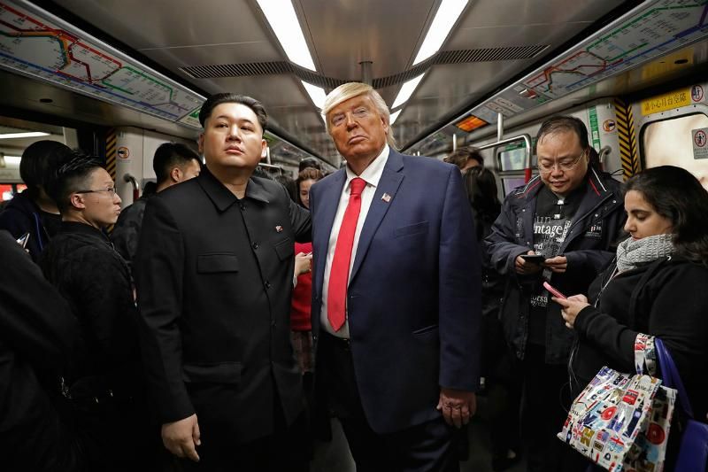 Як Трамп та Кім Чен Ин зустрілись в метро: фото дня
