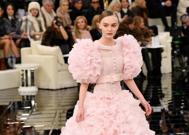 Донька відомих акторів стала зіркою модного показу Донька відомих акторів стала зіркою модного показу