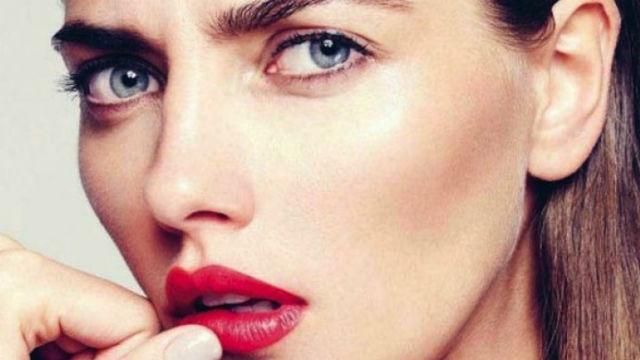 Украинскую модель застукали в Париже с голой грудью Украинскую модель застукали в Париже с голой грудью