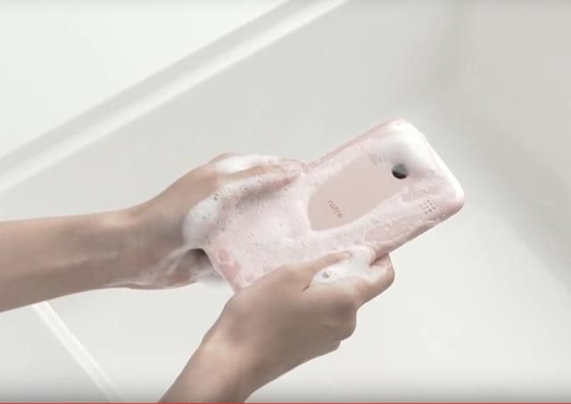 З’явився смартфон, який можна купати з милом
