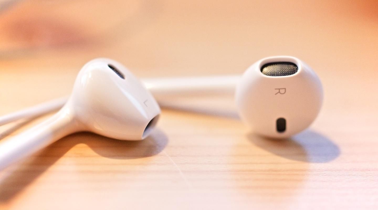 Apple запатентувала навушники, які можуть перетворюватися на колонки