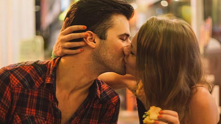 Вчені дізналися, чому людям подобається цілуватися на публіці