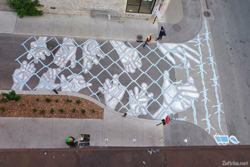 Непомітне мистецтво: вуличний художник розмальовує асфальт символічними картинами

