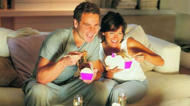 Ученые объяснили, почему лучше не есть перед телевизором