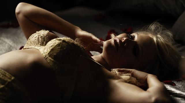 Как Памела Андерсон "провела" день Валентина: сексуальное видео (18+)