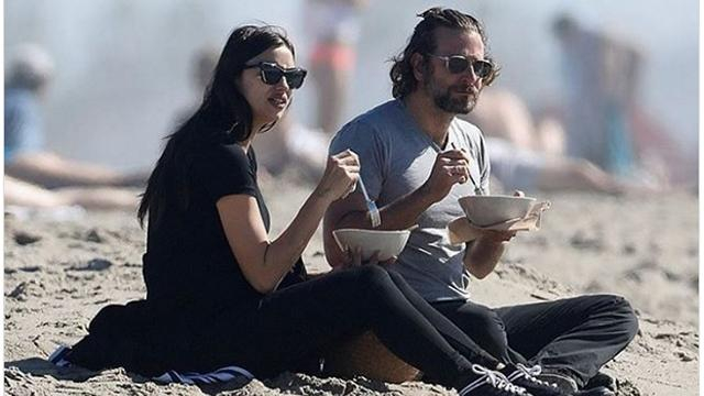 Известная модель показала беременный живот: опубликованы фото