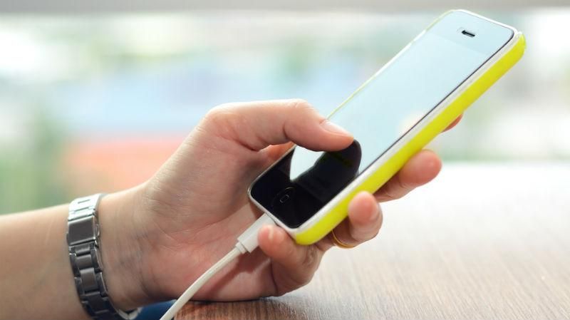 Почему лучше не заряжать телефон в публичных местах Почему лучше не заряжать телефон в публичных местах