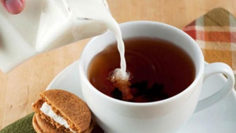 Вчені довели, що не можна пити чай з молоком