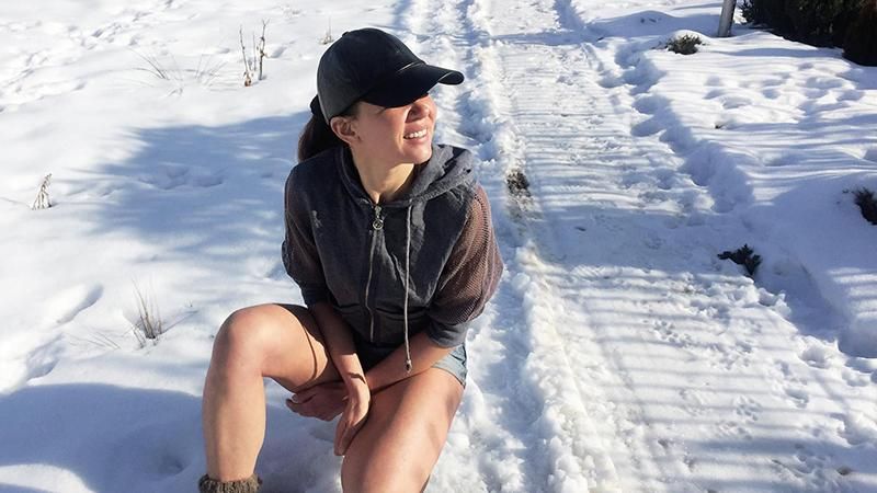 Украинская певица показала голые ноги на снегу