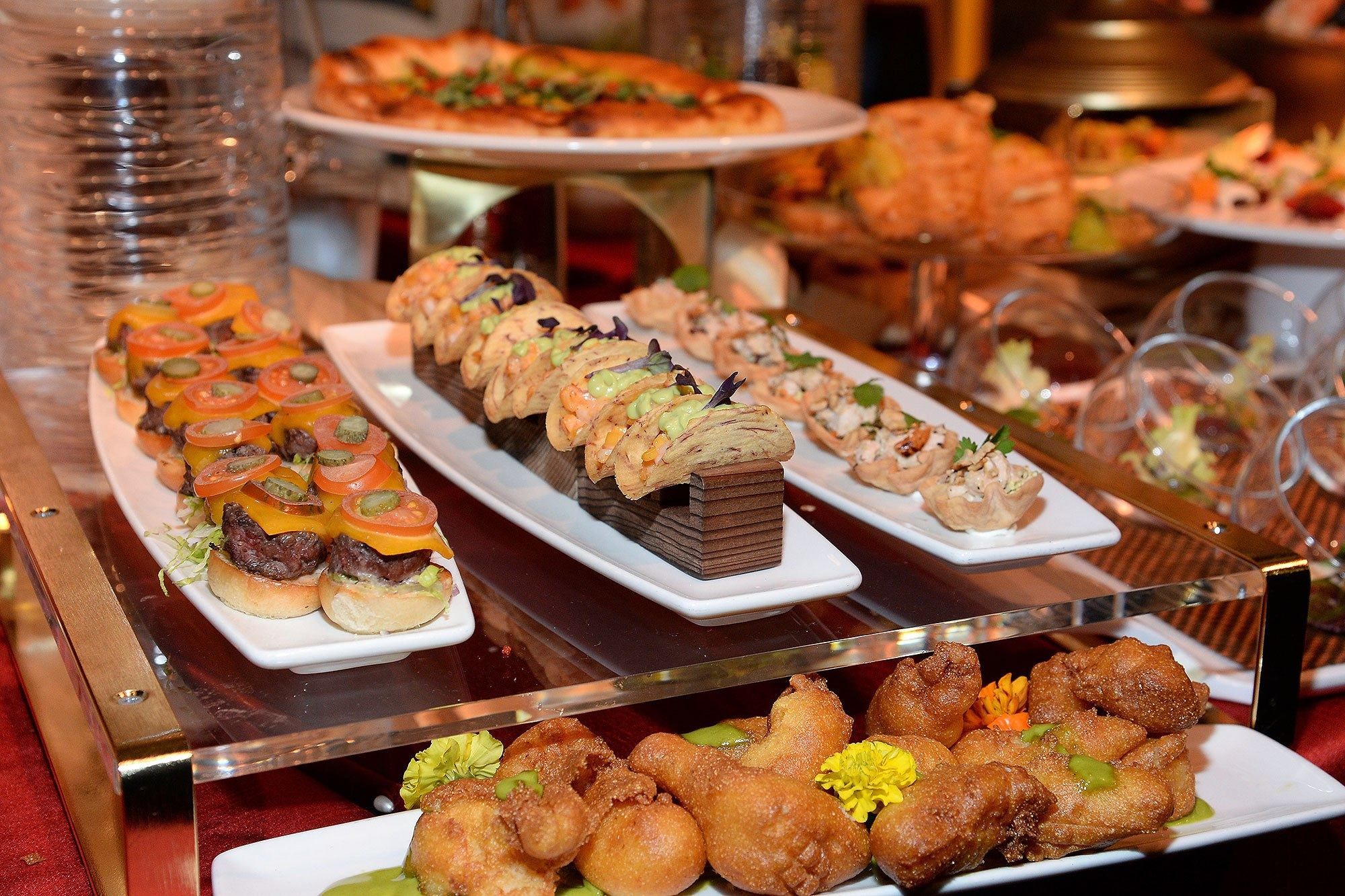 Попкорн із золотом та лобстери: чим годуватимуть на церемонії "Оскар" Попкорн із золотом та лобстери: чим годуватимуть на церемонії "Оскар"