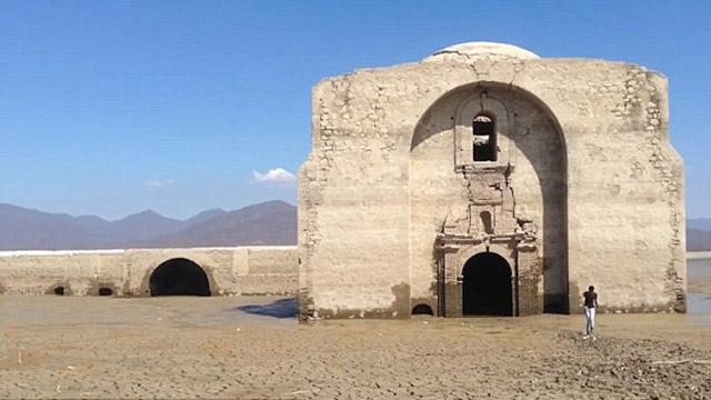 В Мексике на дне водохранилища нашли 400-летний храм: опубликовано видео