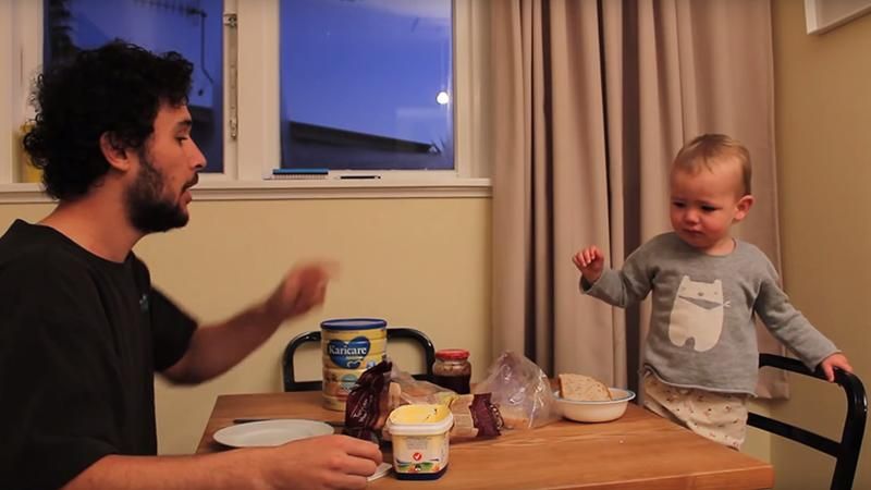 Як приготуватися до батьківства: смішний відеоблог 