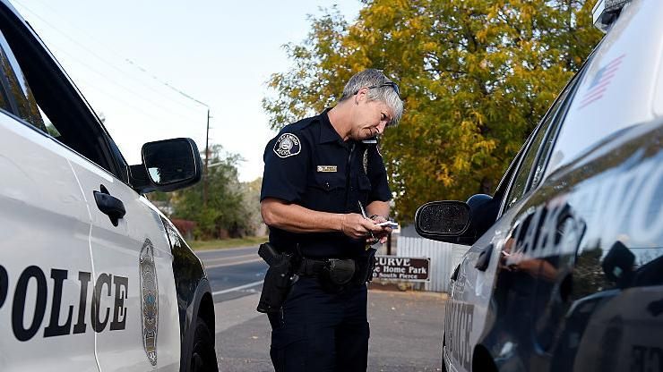 Полицейский из США помог девочке с домашним заданием по математике Полицейский из США помог девочке с домашним заданием по математике