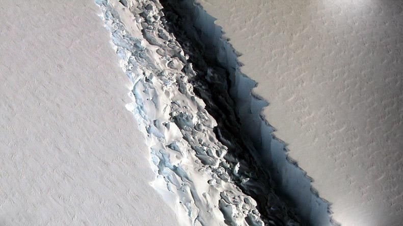 Ученые показали шокирующие кадры трещины в антарктическом шельфе