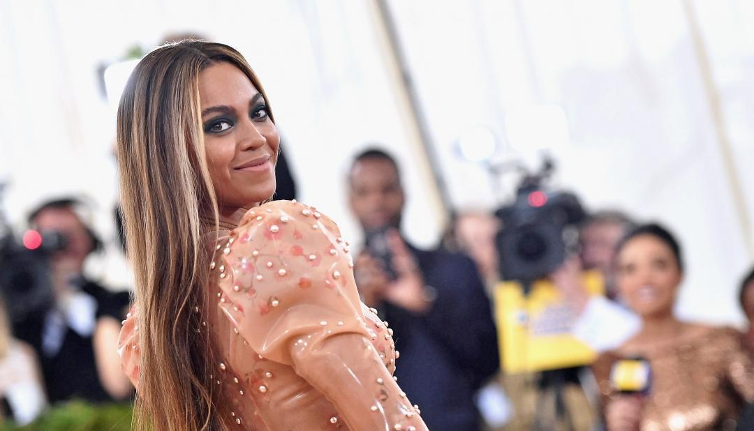 Визажист воспроизвела беременную Бейонсе на своем теле