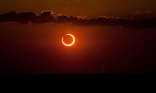 Появилось видео удивительного солнечного затмения Появилось видео удивительного солнечного затмения