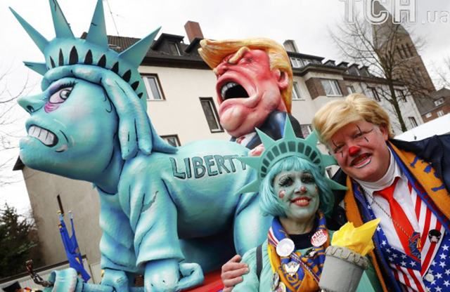 Меркель-мамонт и Трамп-насильник: в Германии провели карнавал скульптур