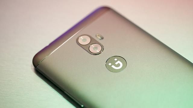 Вийшов смартфон з потужною камерою для селфі Вийшов смартфон з потужною камерою для селфі