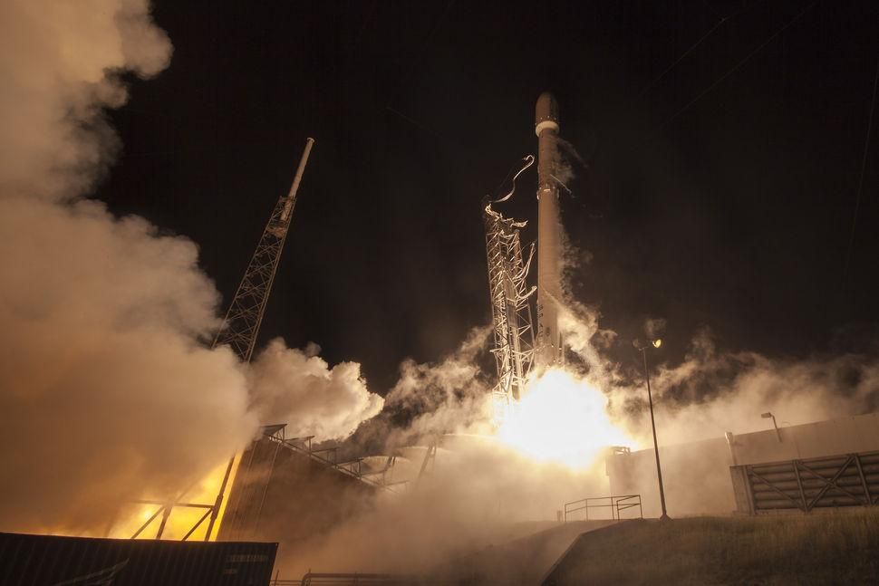 SpaceX отправит космических туристов к Луне: объявлена дата
