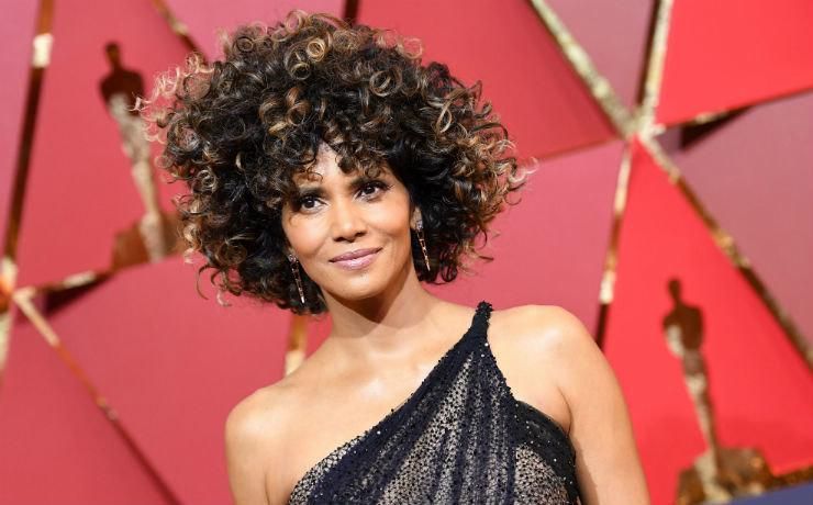 Голлі Беррі показала, як розслабляється після "Оскару": спокусливе відео Голлі Беррі показала, як розслабляється після "Оскару": спокусливе відео