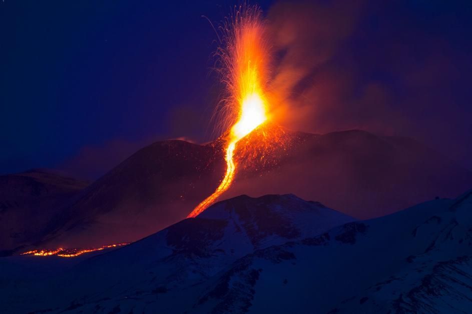 Почалося виверження вулкана Етна: вражаючі фото і відео