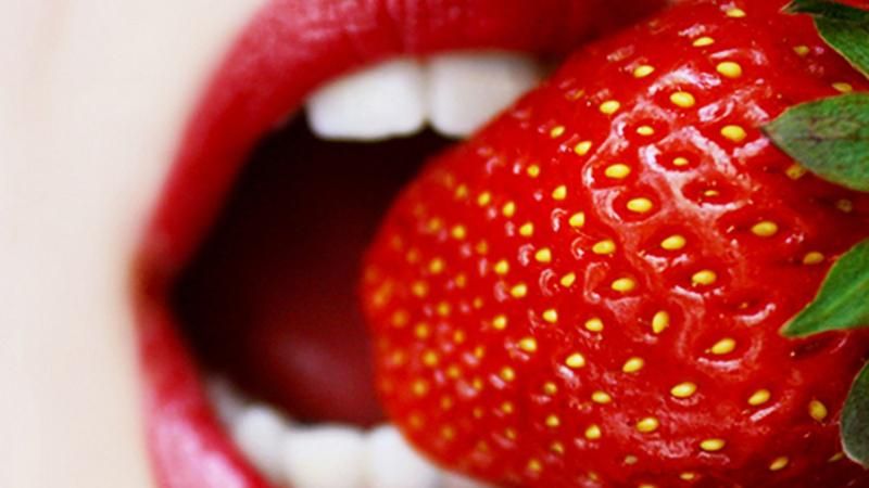 Какого цвета клубника: сеть всколыхнуло новое фото с оптической иллюзией Какого цвета клубника: сеть всколыхнуло новое фото с оптической иллюзией