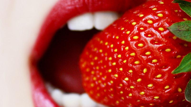 Какого цвета клубника: сеть всколыхнуло новое фото с оптической иллюзией